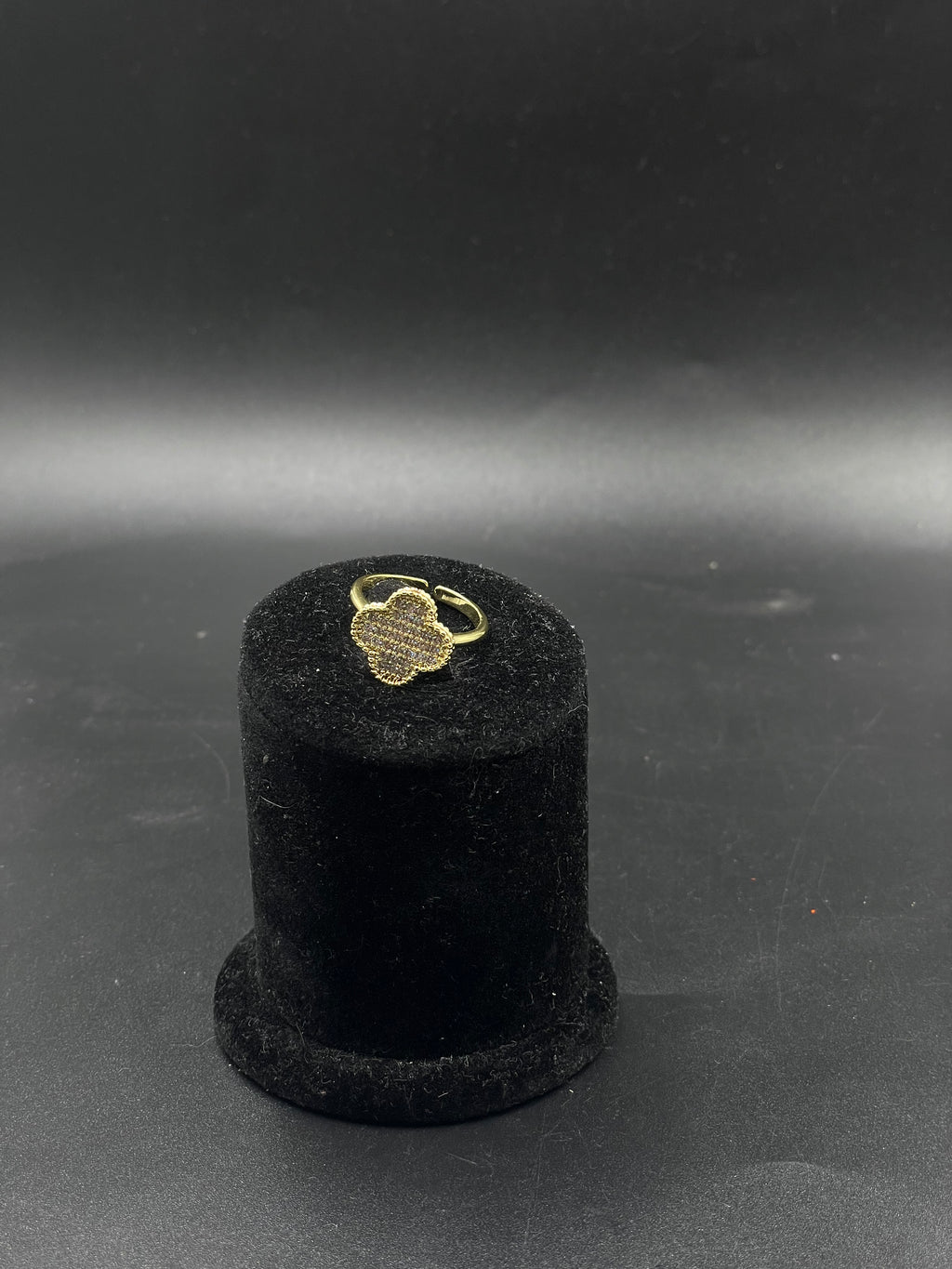 Anillo de trébol con zirconias