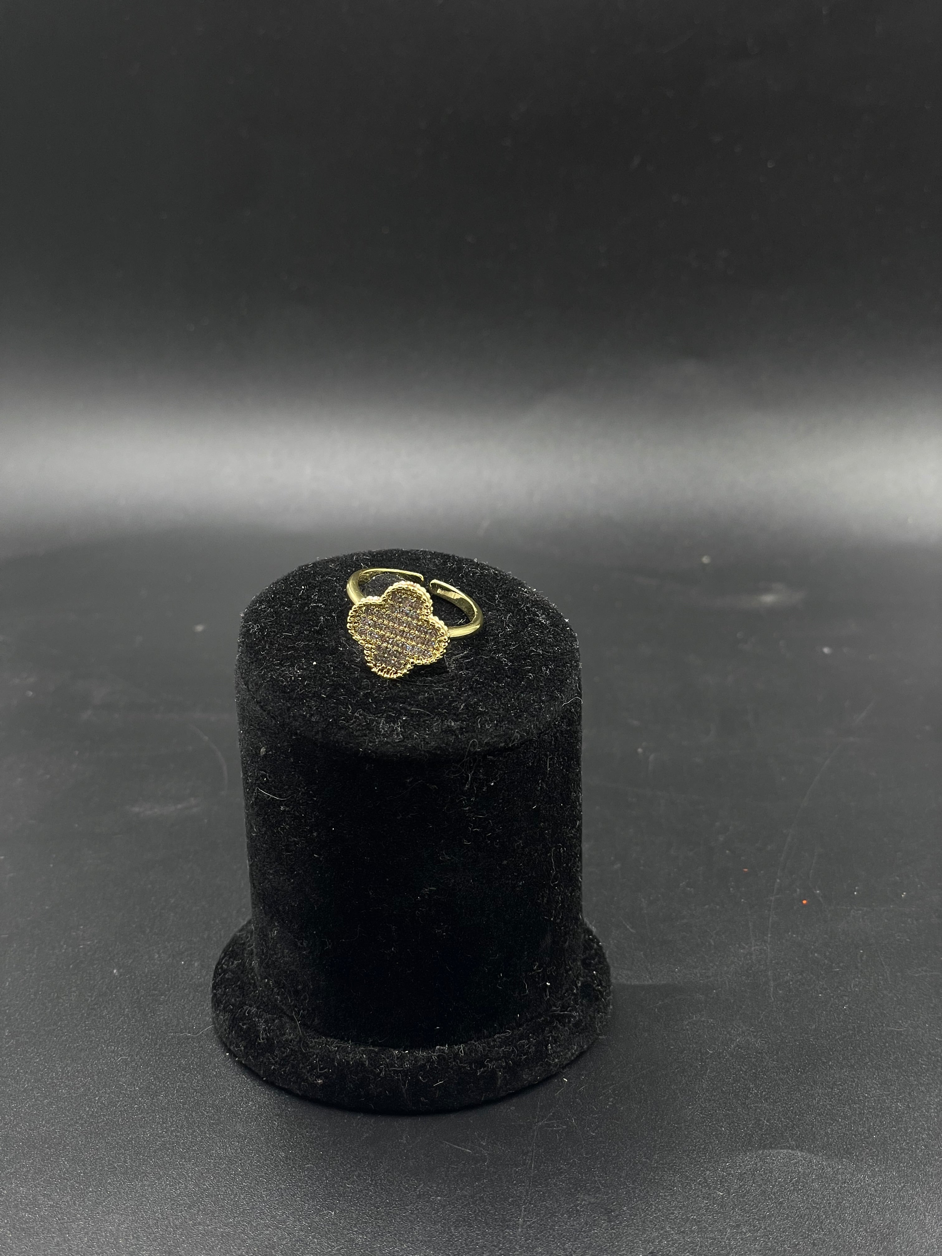 Anillo de trébol con zirconias