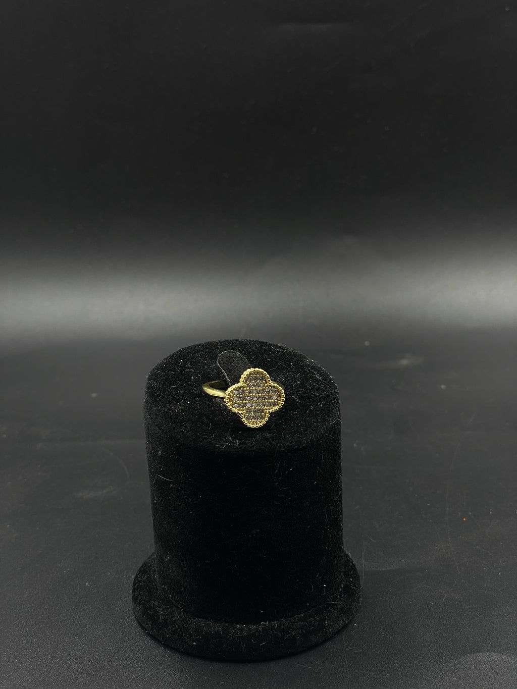 Anillo de trébol con zirconias