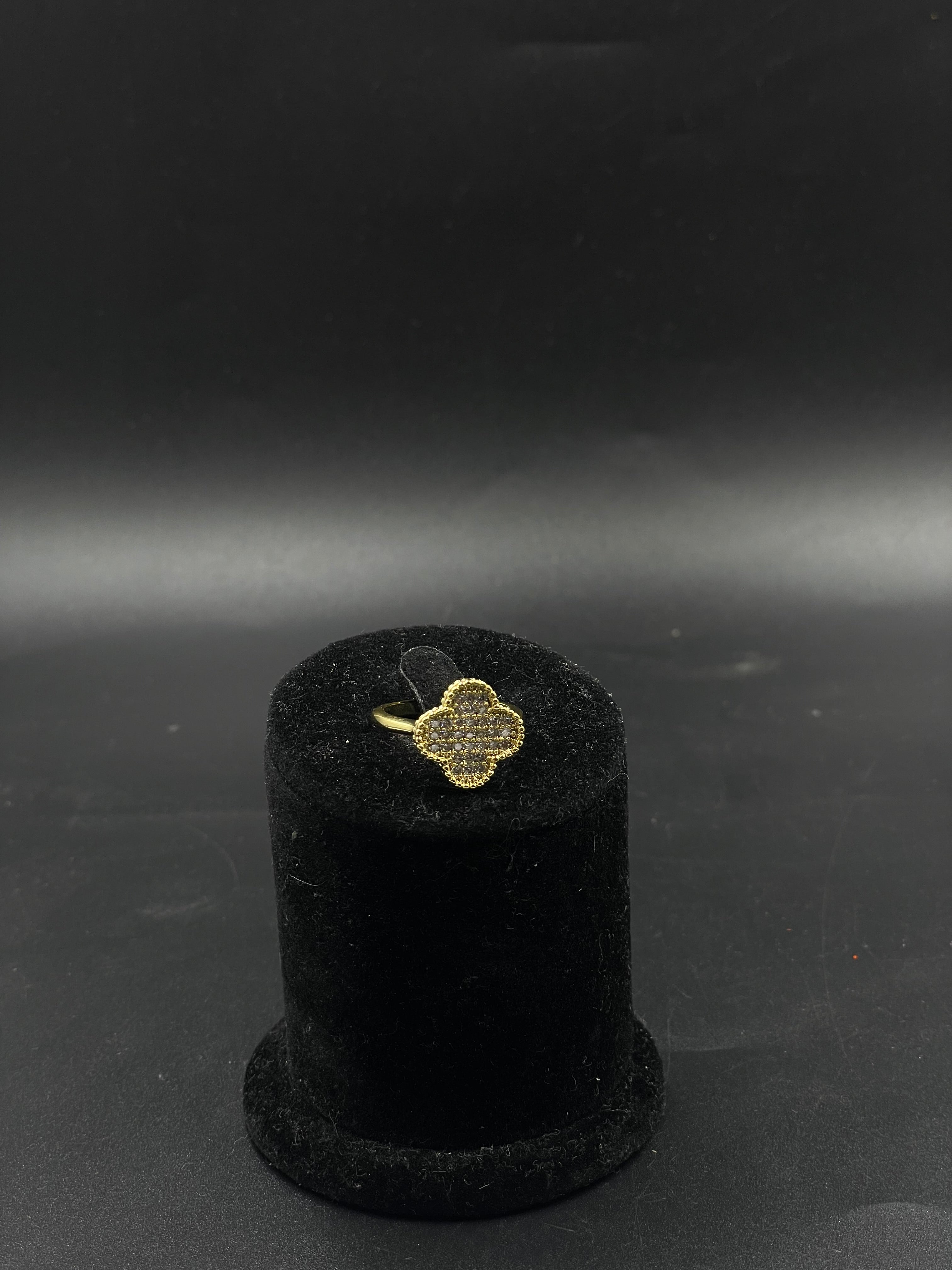 Anillo de trébol con zirconias