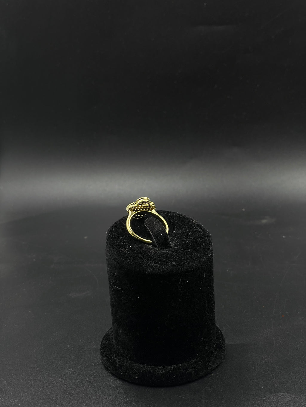 Anillo de trébol con zirconias