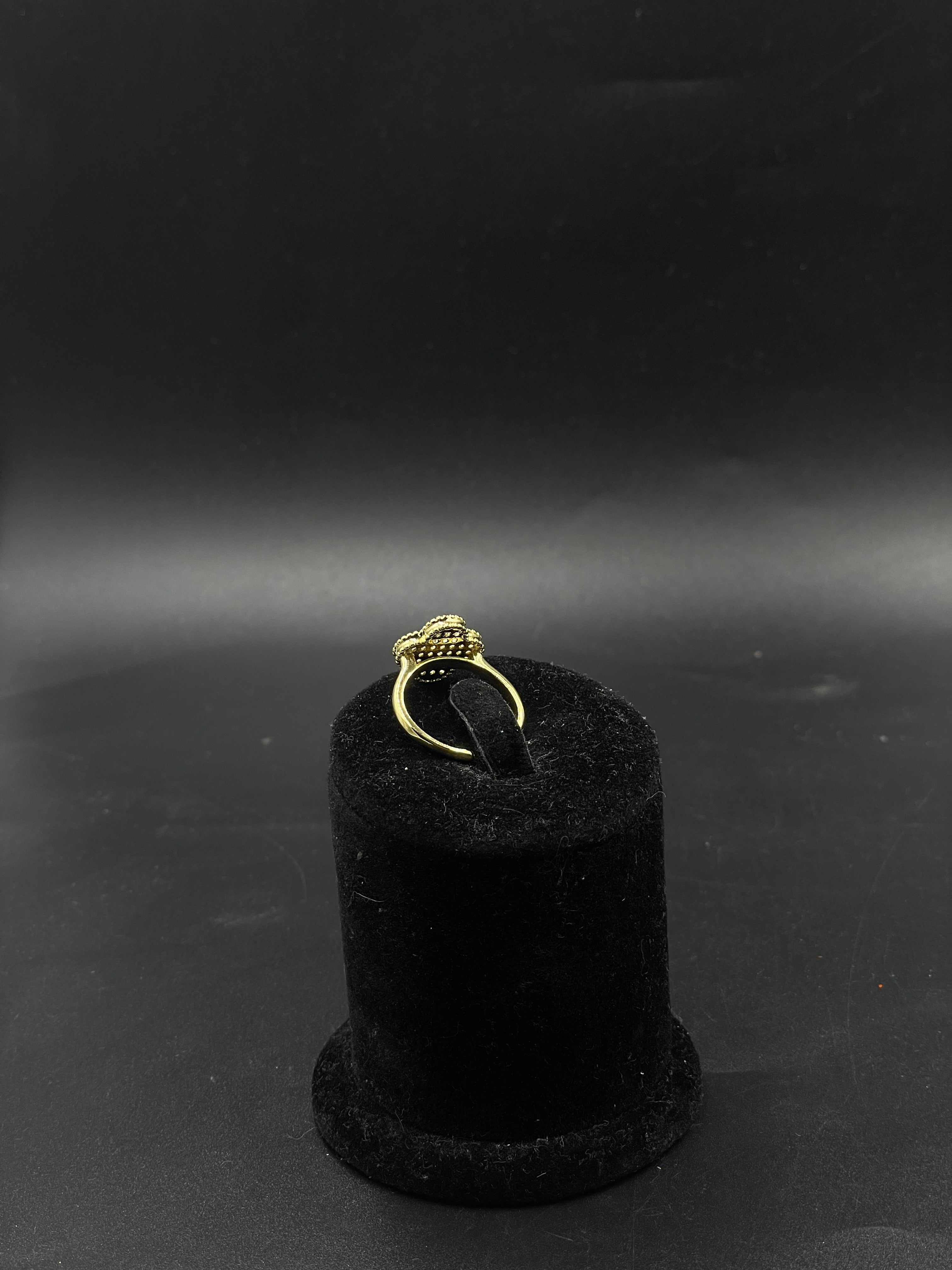 Anillo de trébol con zirconias