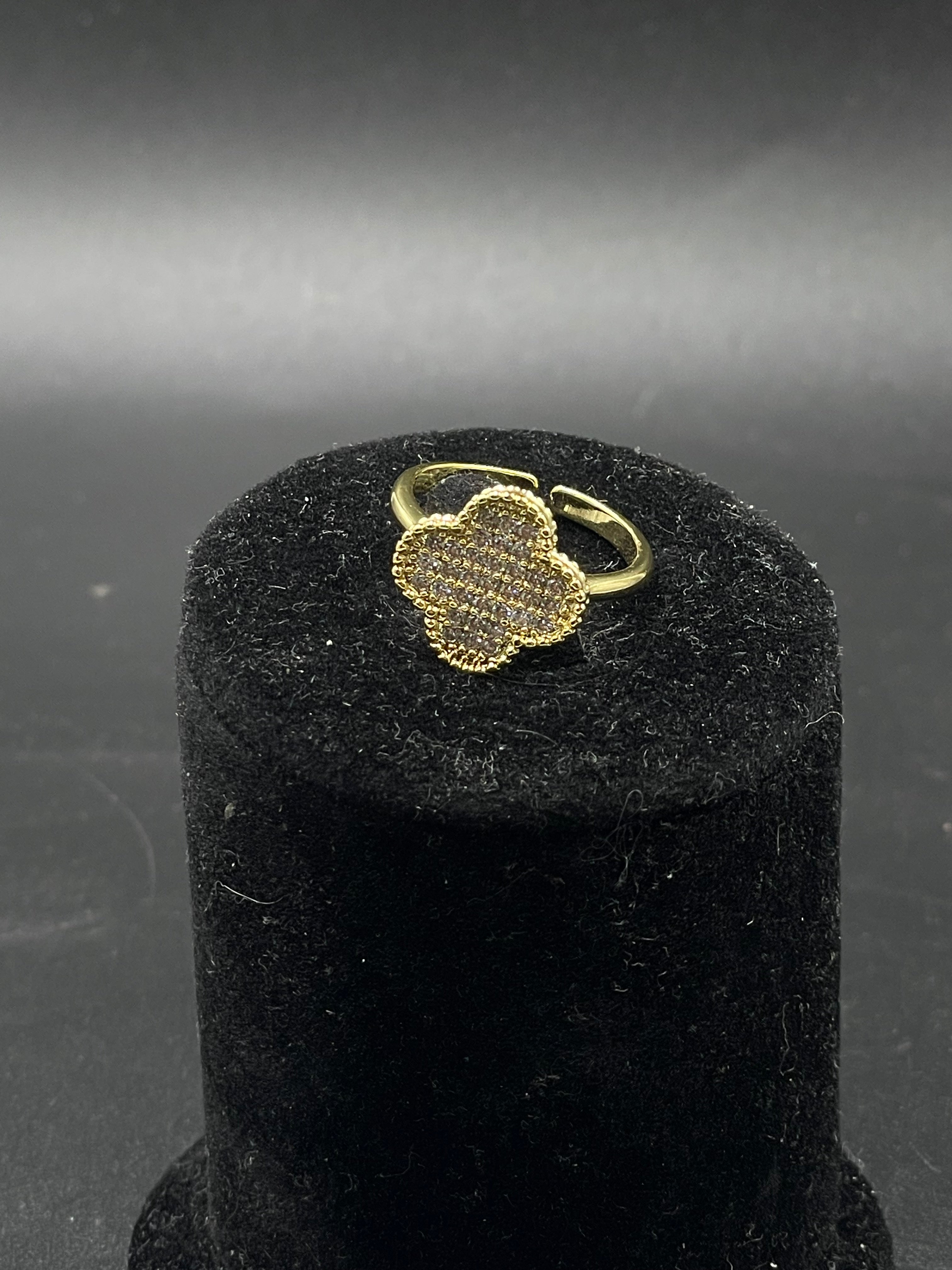 Anillo de trébol con zirconias